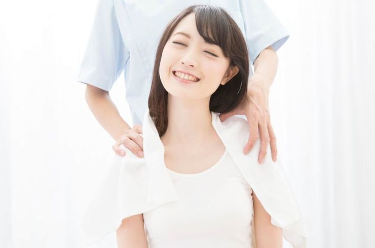 肩のマッサージを受ける女性