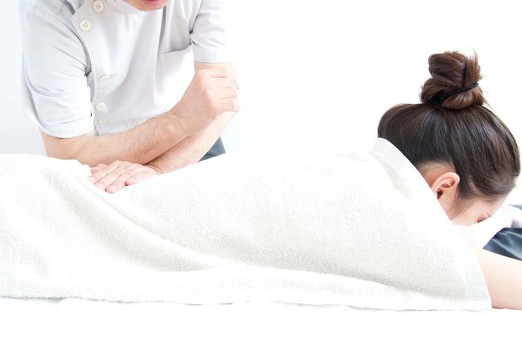 腰の治療を受ける女性